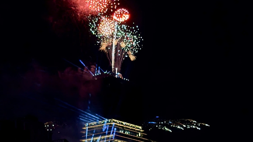 Giao thừa rực rỡ, người dân TP.HCM gửi gắm kỳ vọng năm mới Bính Ngọ