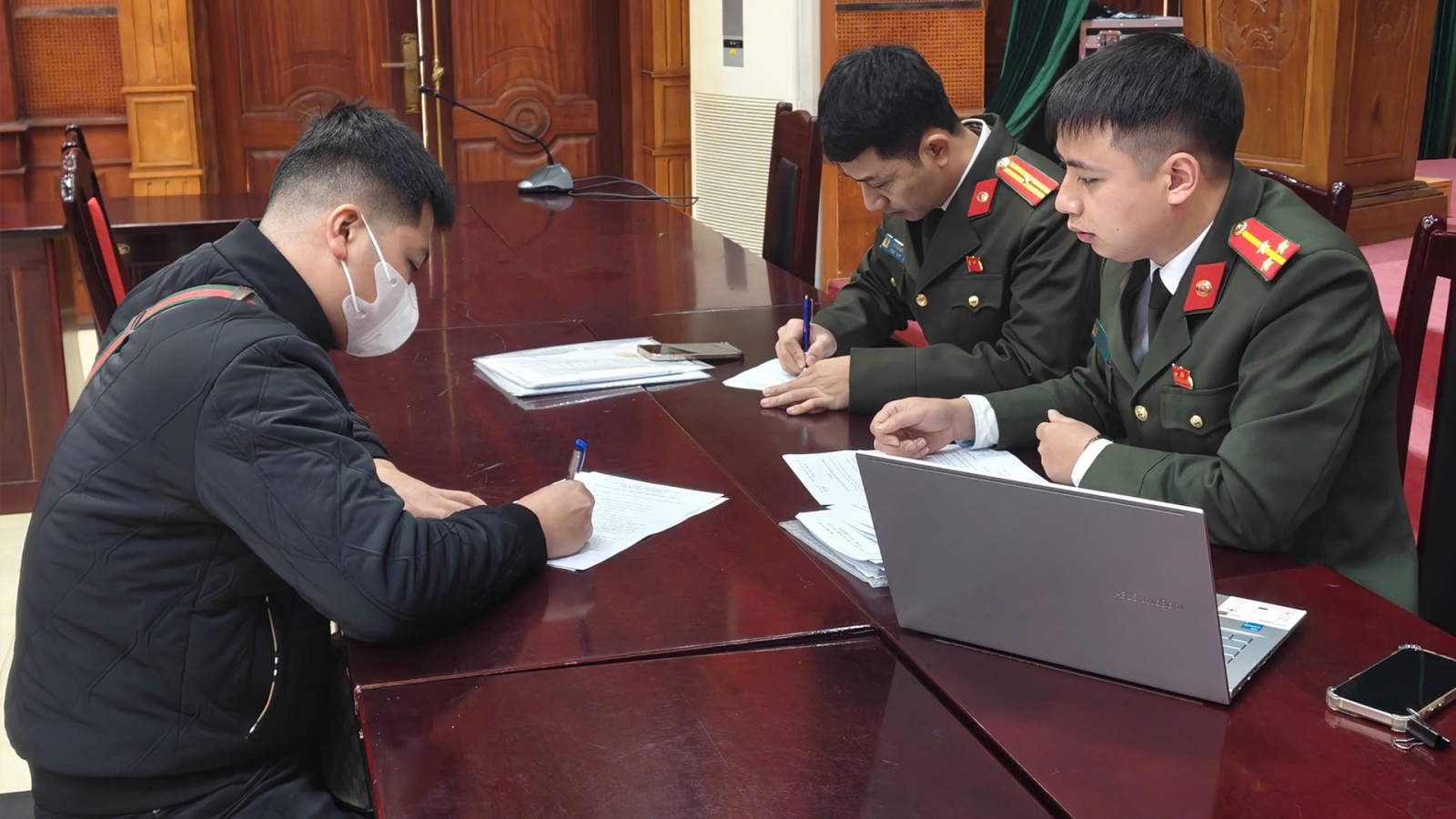Phát hiện đường dây dán quảng cáo cờ bạc trá hình trên ô tô dịch vụ