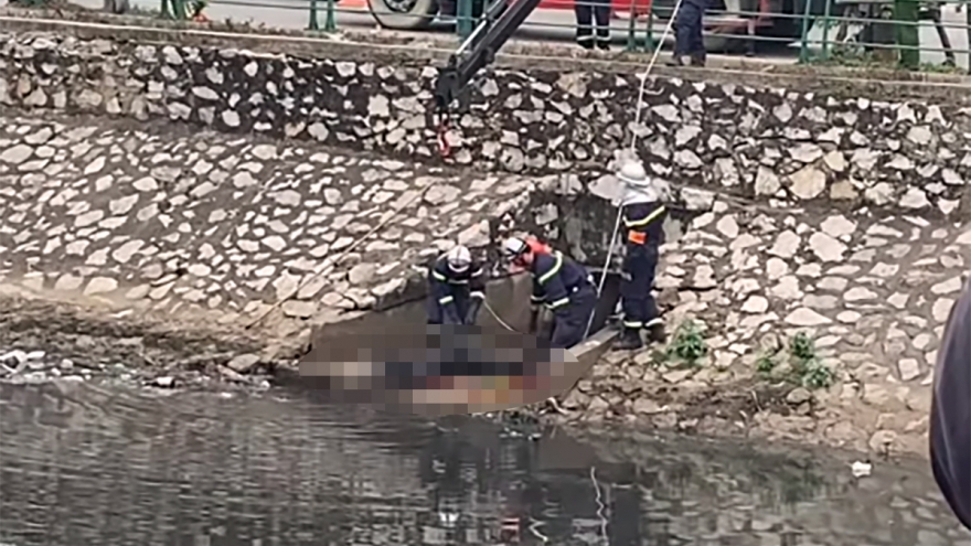 Phát hiện thi thể đang phân hủy nổi trên sông Kim Ngưu, Hà Nội
