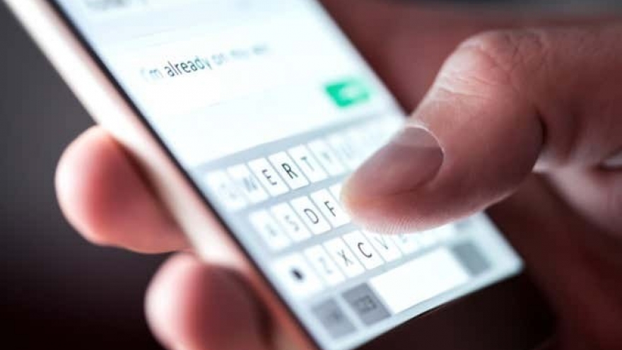 Cả tuần nay, cứ cầm điện thoại đọc tin nhắn là vợ tôi lại tủm tỉm cười