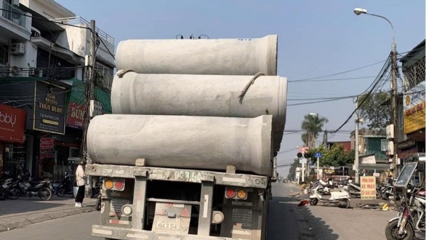 Phạt 10 triệu đồng tài xế xe đầu kéo chở ống cống chênh vênh trên đường