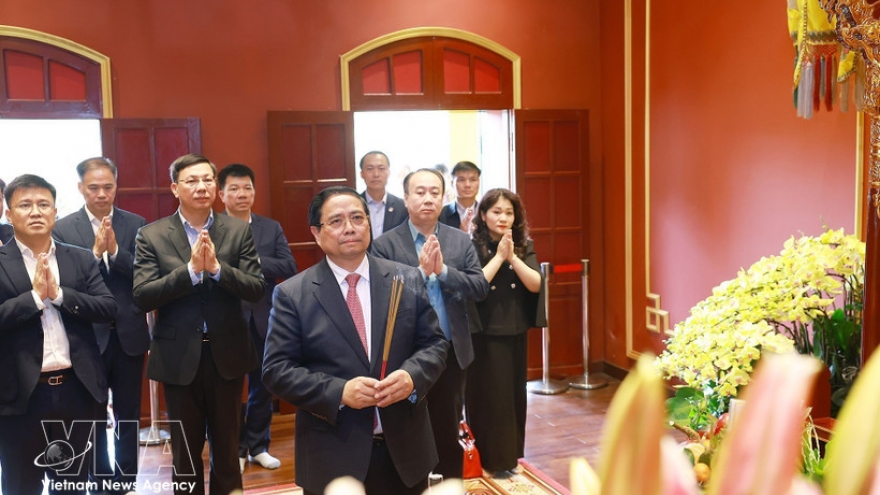 PM offers incense to kings at Thang Long Imperial Citadel