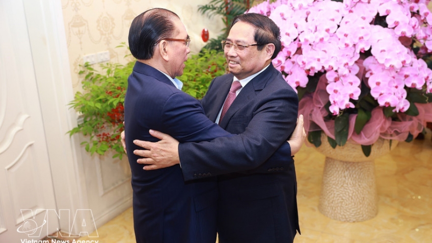 PM visits former Party General Secretary, offers incense to late leaders