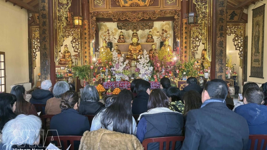 Vietnamese in France cherish traditional practices during Tet