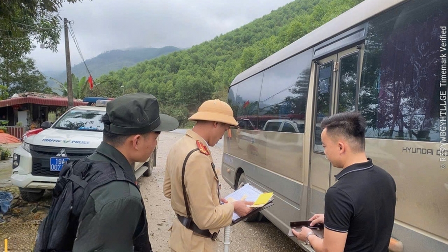 12 xe khách nhồi nhét hành khách bị Công an Phú Thọ phạt gần 300 triệu đồng