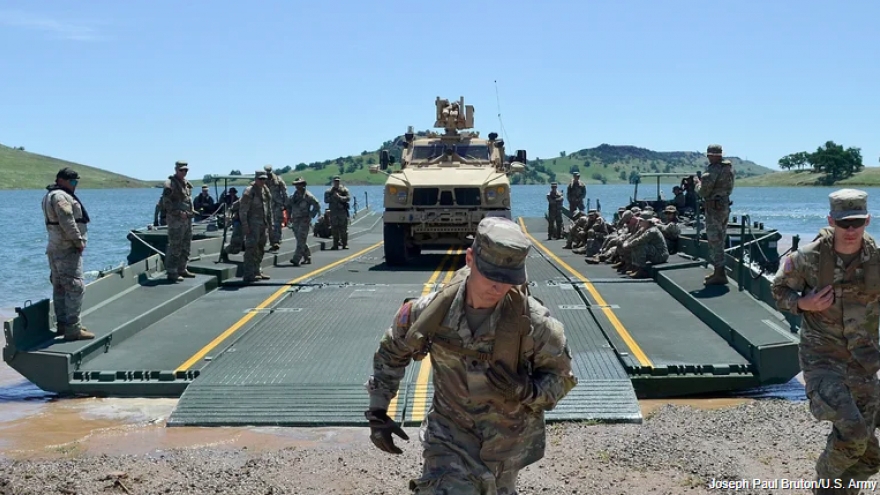 Cách quân đội Mỹ bắc cầu siêu tốc giúp xe tăng vượt sông