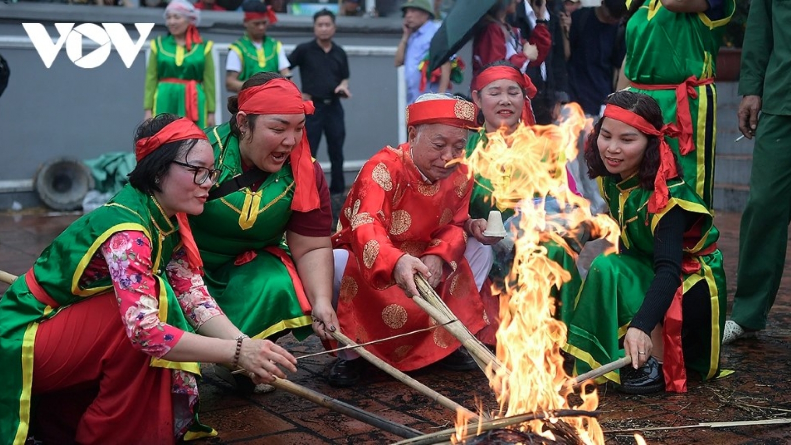 Fire-making and rice-cooking contest enlivens Lunar New Year festival