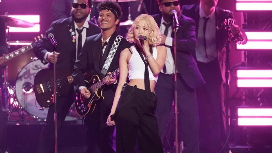 Rosé: Từ “APT.” khuynh đảo nền tảng số đến sự khắc nghiệt của sân chơi toàn cầu