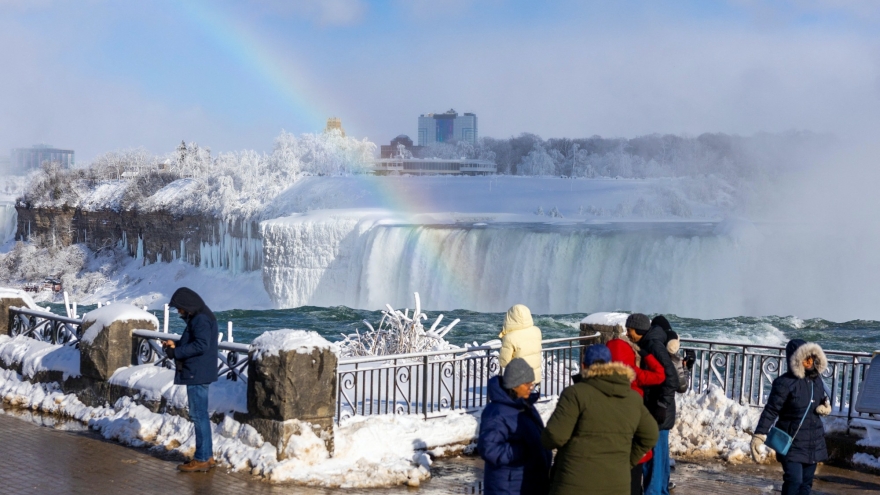 Du khách đổ xô chiêm ngưỡng thác Niagara bị đóng băng