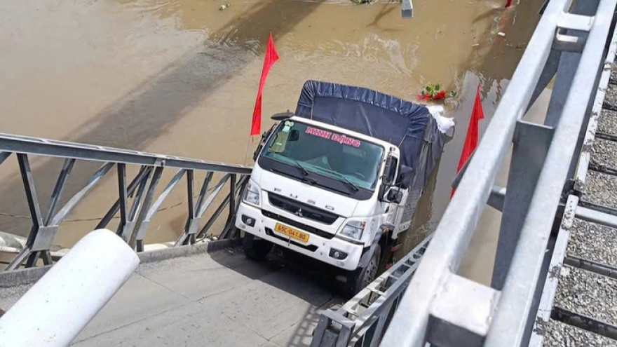 Xe tải chở gạo làm sập cầu ở Cần Thơ