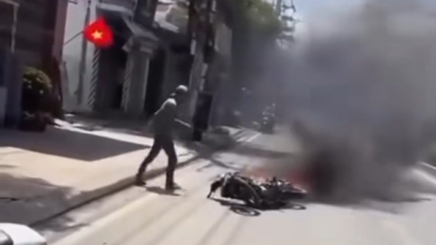 Không chấp hành hiệu lệnh giao thông, thanh niên tự đốt xe máy