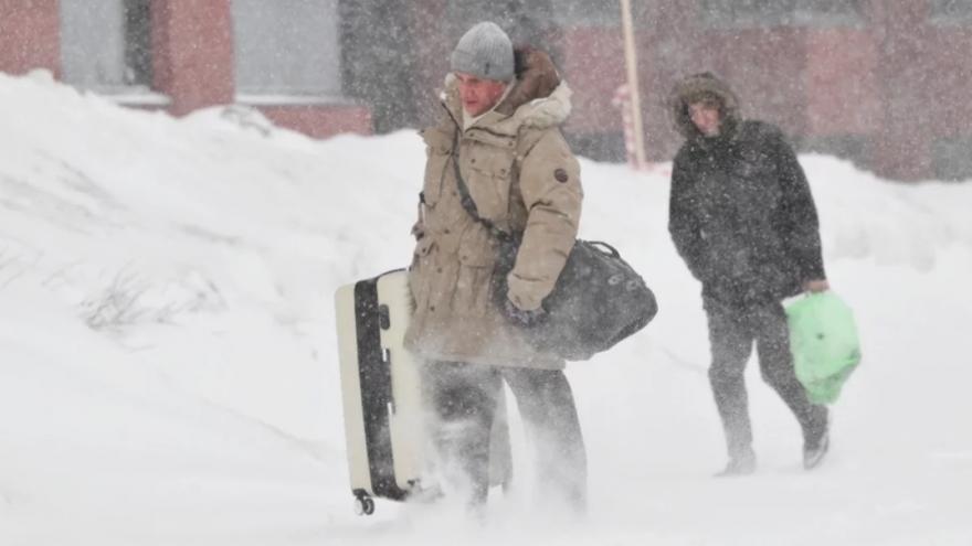 Moscow tuyết rơi dày, gió mạnh do xoáy thuận Balkan