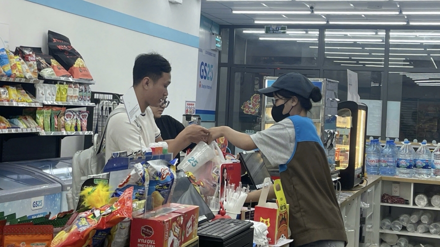 Sinh viên ở lại TP.HCM làm xuyên Tết vì lương gấp 3-4 lần ngày thường