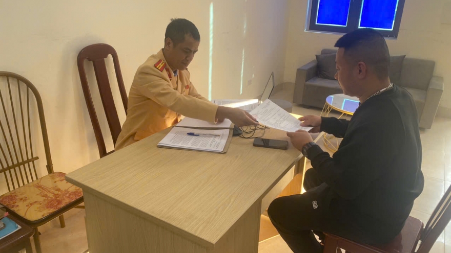 Điện Biên xử phạt một lái xe khách vượt sai quy định trên đường đèo dốc