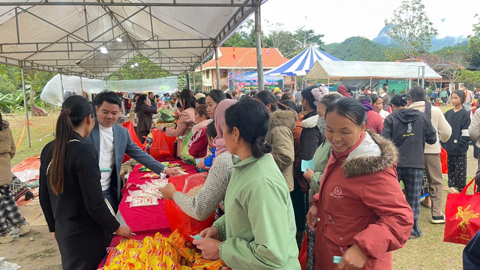 Những phiên chợ 0 đồng nơi phên giậu Tổ quốc - Gieo mầm yêu thương giữa đại ngàn