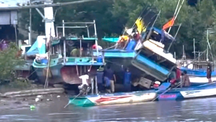 Người đàn ông bị ghe đè tử vong khi đang làm việc