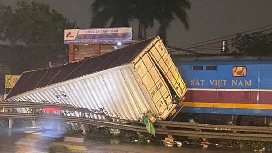 Video xe tải cố vượt bị tàu hỏa ở Ngọc Hồi (Hà Nội) húc văng xa cả trăm mét