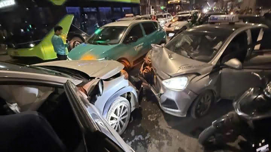 Nữ tài xế điều khiển ô tô đi ngược chiều gây tai nạn liên hoàn