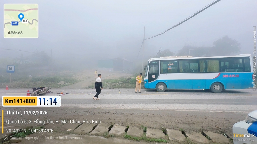 Xe máy va chạm với ô tô khách trên Quốc lộ 6, một cháu bé tử vong