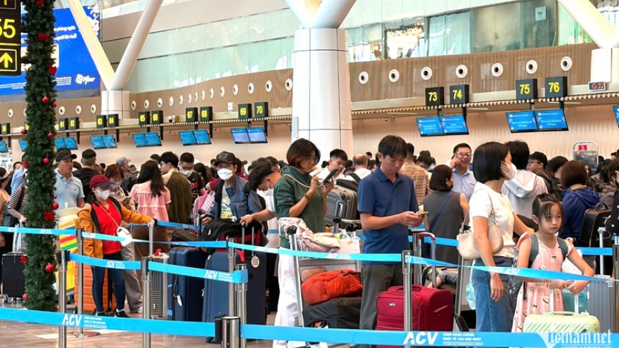 Tan Son Nhat airport sets record on fourth day of Lunar New Year