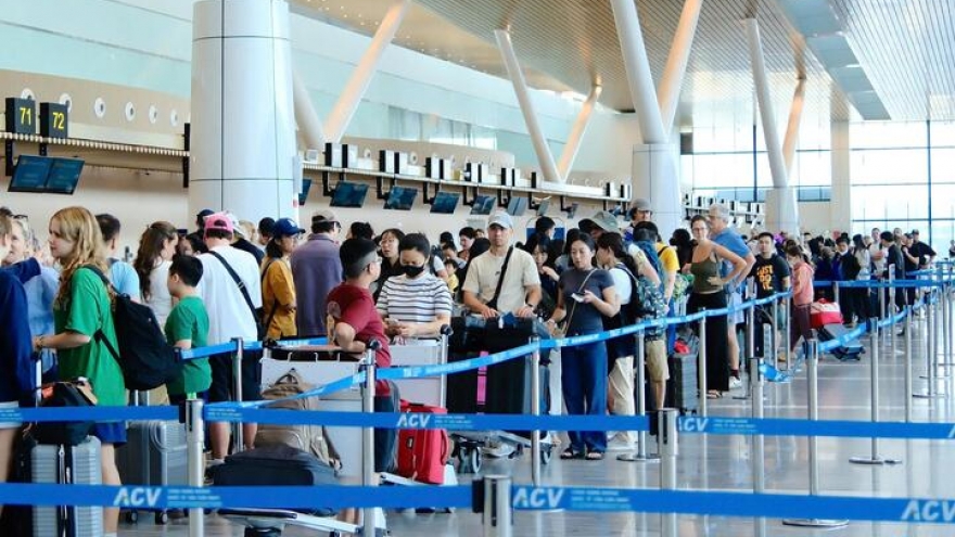 Passenger traffic at Tan Son Nhat Airport exceeds forecasts ahead of Tet