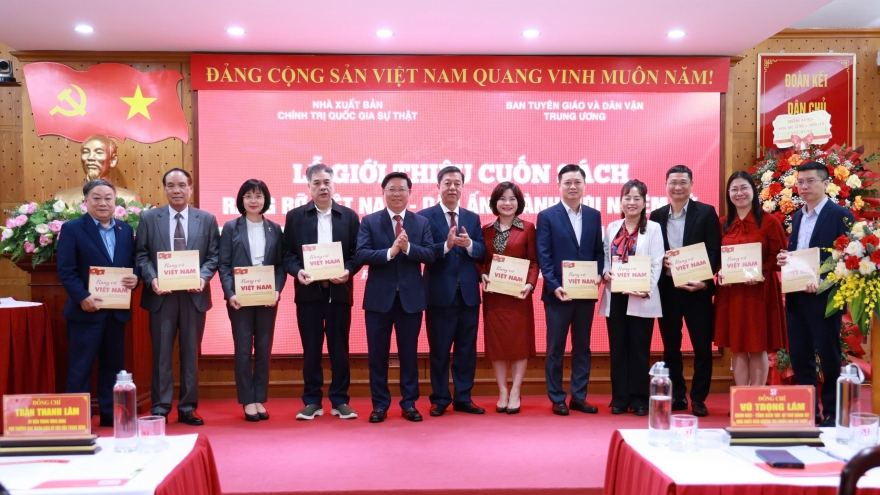 Giới thiệu cuốn sách về dấu ấn thành tựu nhiệm kỳ Đại hội XIII của Đảng