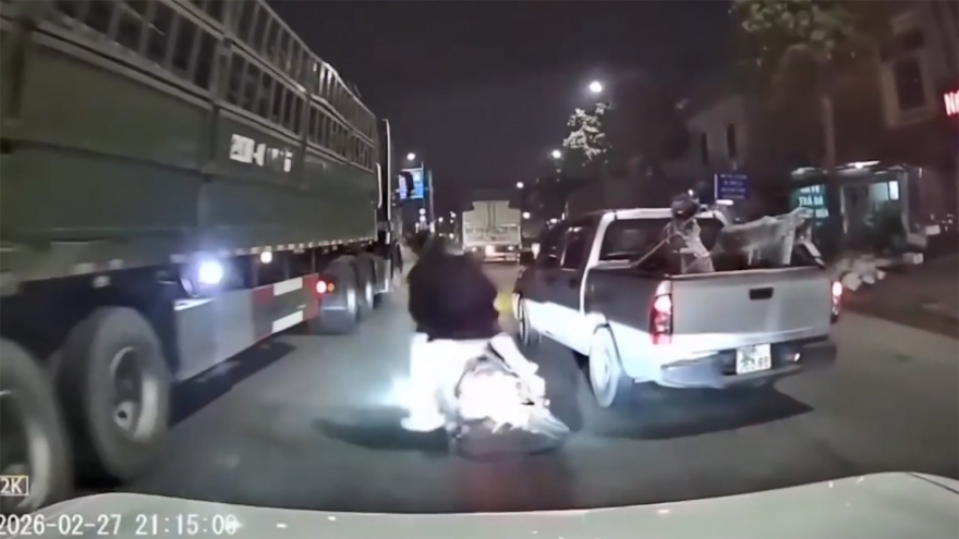 Công an Hà Nội xác minh vụ ô tô bán tải “tạt đầu” xe máy chở theo trẻ nhỏ