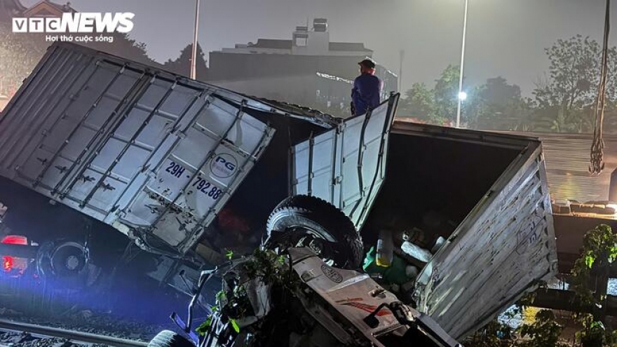 Sẽ còn ô tô bị tàu hỏa đâm nát nếu barie đã hạ mà ý thức chưa dựng lên