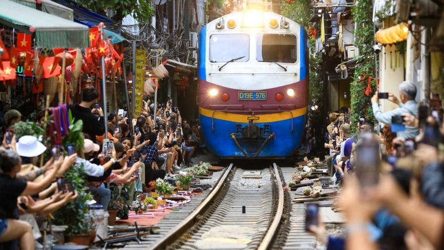 Hà Nội giảm tần xuất tàu qua phố cà phê đường tàu, dừng tàu hàng nội đô