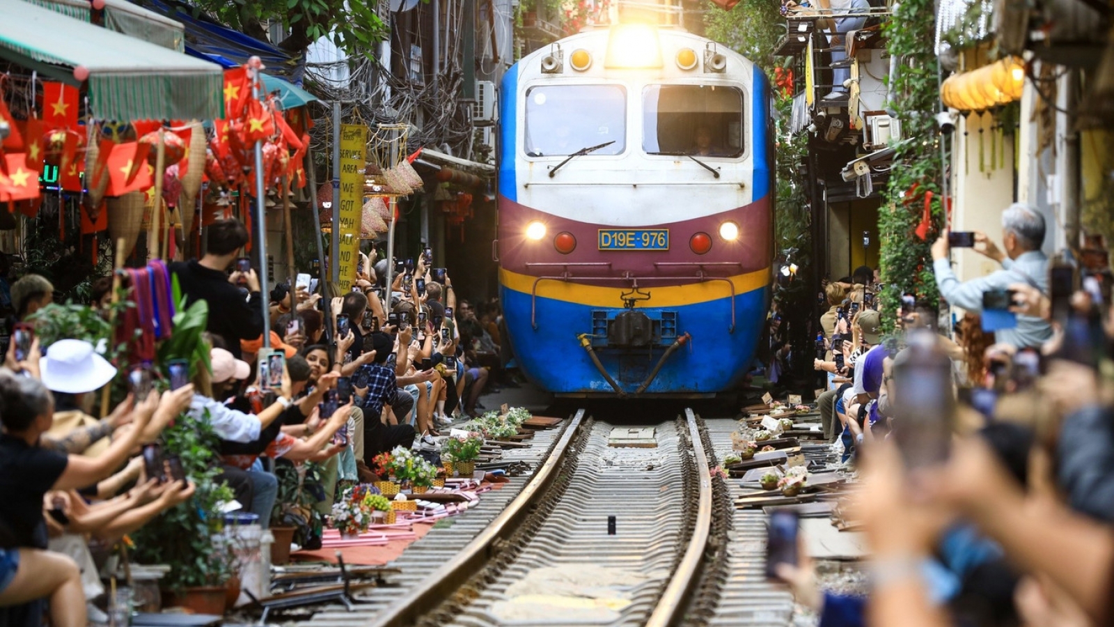 Hà Nội giảm tần xuất tàu qua phố cà phê đường tàu, dừng tàu hàng nội đô
