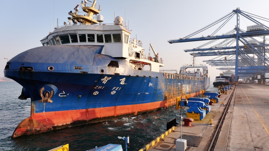 Trung Quốc lần đầu vận hành tàu container không người lái toàn quy trình