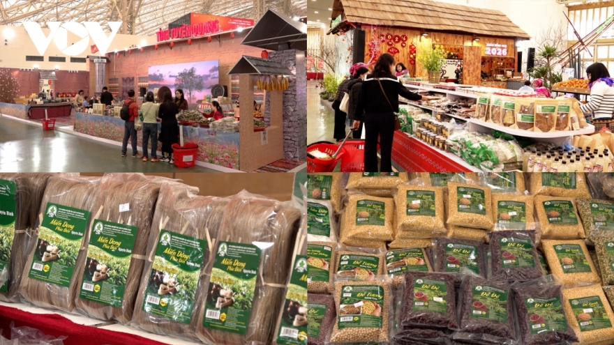 Không khí mua sắm “nóng” từng gian hàng tại Hội chợ Mùa Xuân 2026