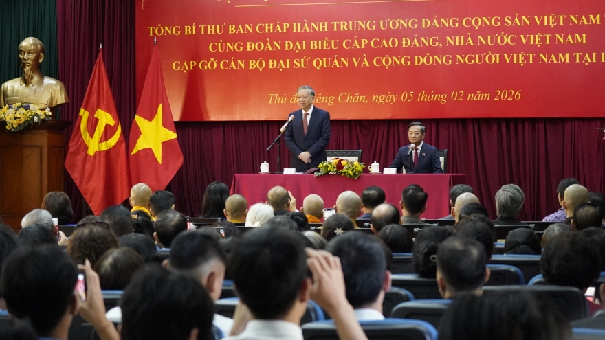 Tổng Bí thư Tô Lâm gặp gỡ cán bộ Đại sứ quán và cộng đồng người Việt Nam tại Lào