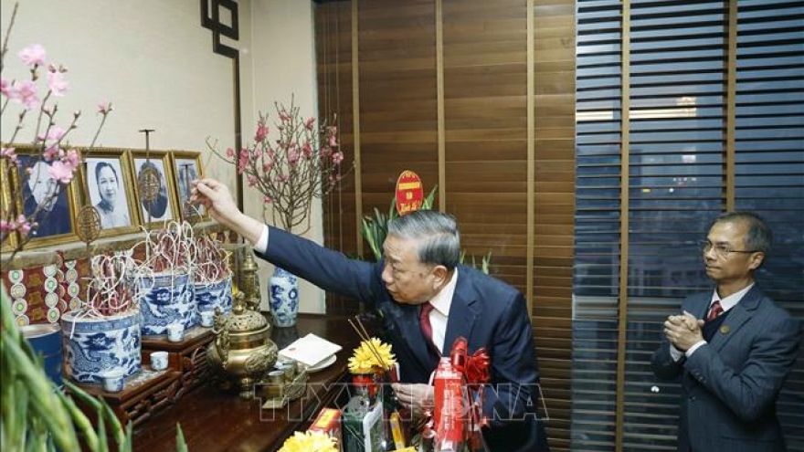 Tổng Bí thư thắp hương tưởng nhớ các đồng chí nguyên lãnh đạo Đảng, Nhà nước