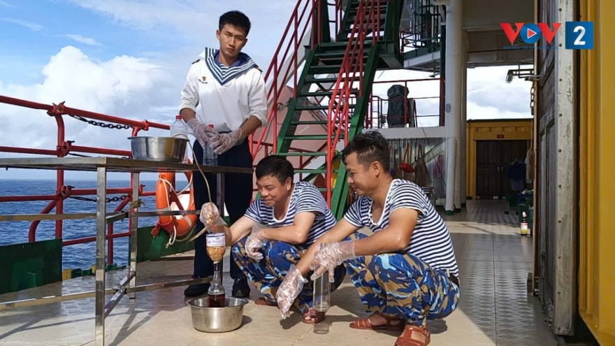 Kỳ công ủ nước mắm và trồng rau trên nhà giàn DK1