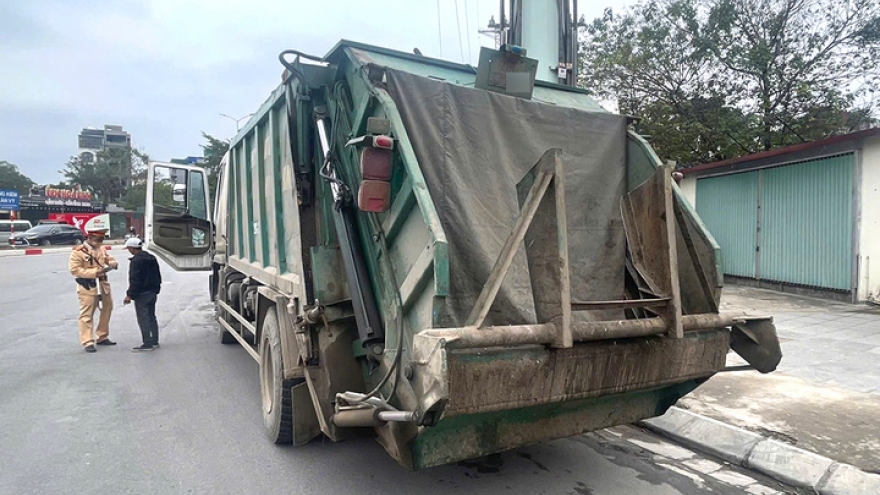Để biển số bám bẩn, tài xế xe rác ở Hà Nội bị phạt 23 triệu đồng