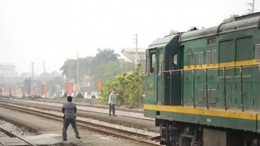 Người đàn ông thoát chết trong gang tấc khi cố đi bộ qua đường tàu