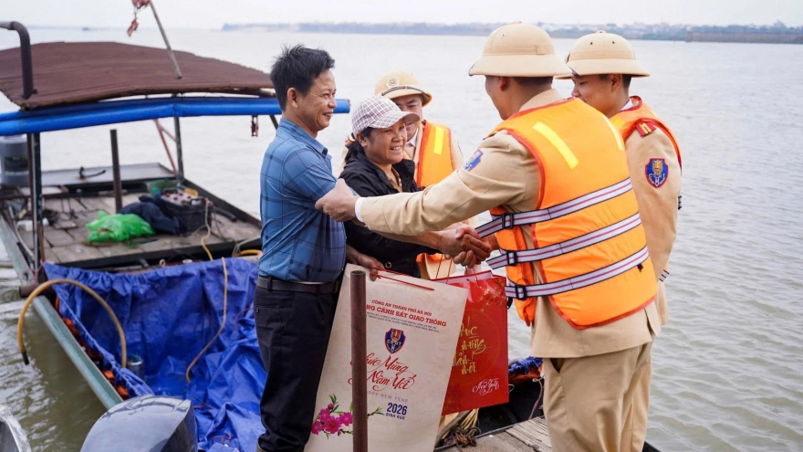 Những cái Tết lặng thầm của cảnh sát đường thủy