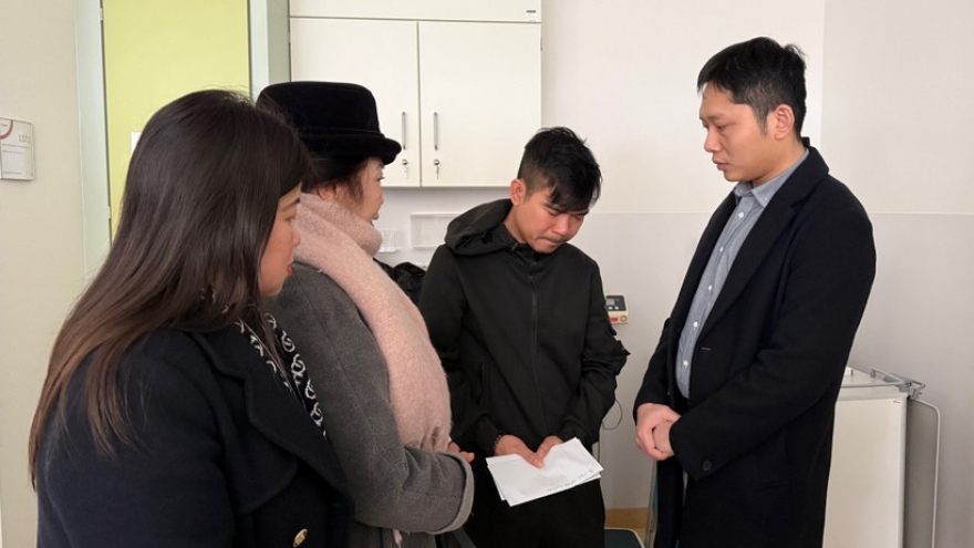 Đại sứ quán Việt Nam tại Đức thăm hỏi gia đình nạn nhân vụ cháy tại Berlin