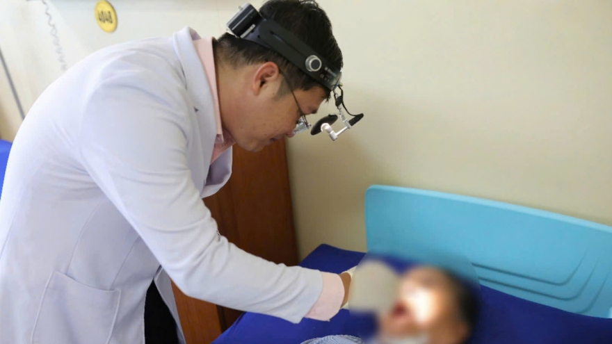 Phẫu thuật thành công cho cụ bà 77 tuổi bị áp xe dưới cằm do xương cá