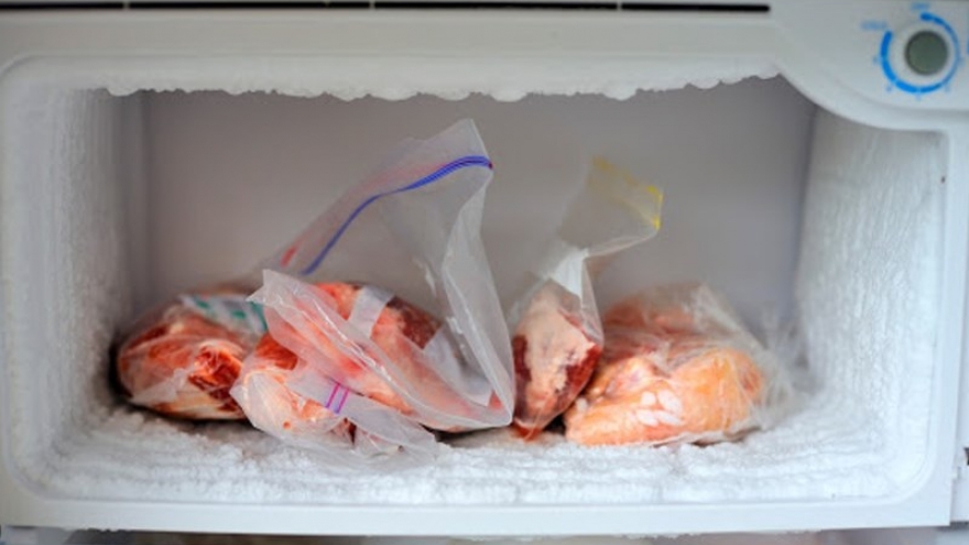 Sai lầm khi cất thịt gà chín trong tủ lạnh khiến vi khuẩn sinh sôi