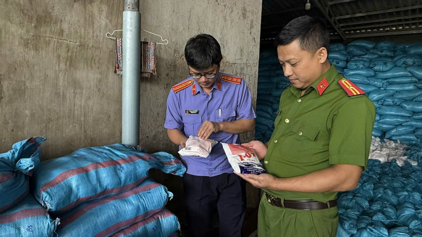 Khởi tố nữ giám đốc công ty sản xuất muối i-ốt giả quy mô lớn
