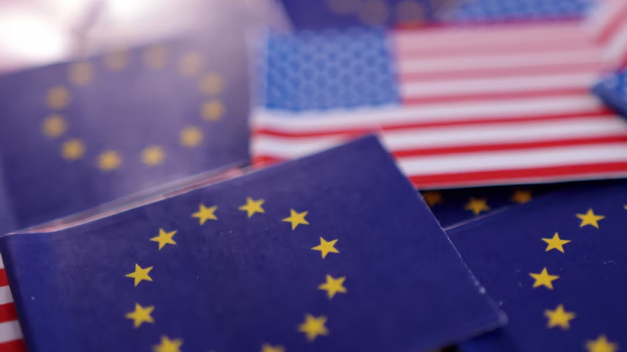 EU dừng phê chuẩn thỏa thuận thương mại với Mỹ vì rủi ro thuế quan