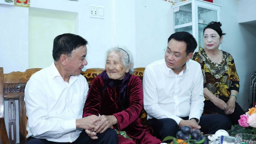 Thường trực Ban Bí thư Trần Cẩm Tú thăm, tặng quà Tết tại Đà Nẵng