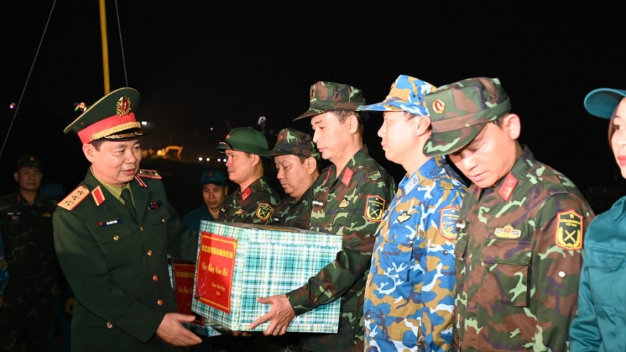 Thượng tướng Đỗ Xuân Tụng thăm, động viên lực lượng bắc cầu phao Đoan Hùng