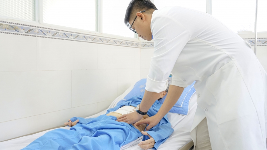 Nội soi cắt dạ dày cứu bệnh nhân suy kiệt, bệnh tim nặng