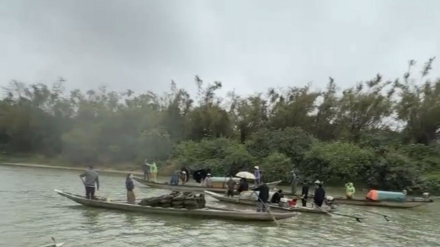 Lật thuyền trên sông Gianh ở Quảng Trị, nhiều người gặp nạn