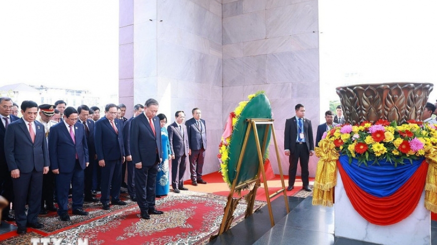 Vietnamese Party leader lays wreaths at several monuments in Phnom Penh