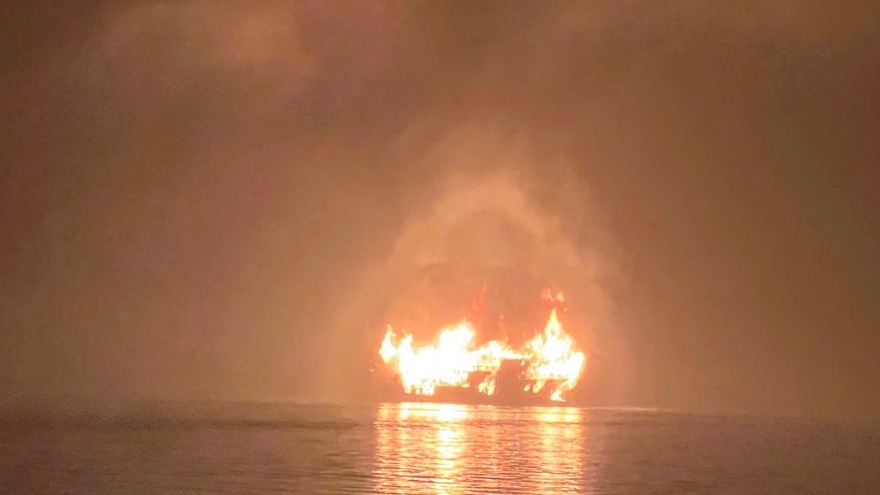 Cháy tàu du lịch ở Quảng Ninh, du khách và thuyền viên được sơ tán an toàn