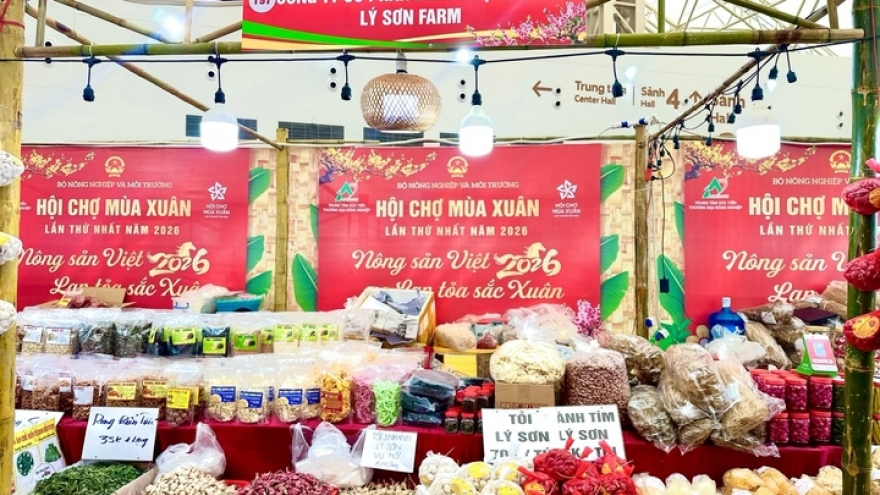 Bỏ túi hàng trăm triệu tại Hội chợ Mùa Xuân vì khách mê tỏi cô đơn Lý Sơn